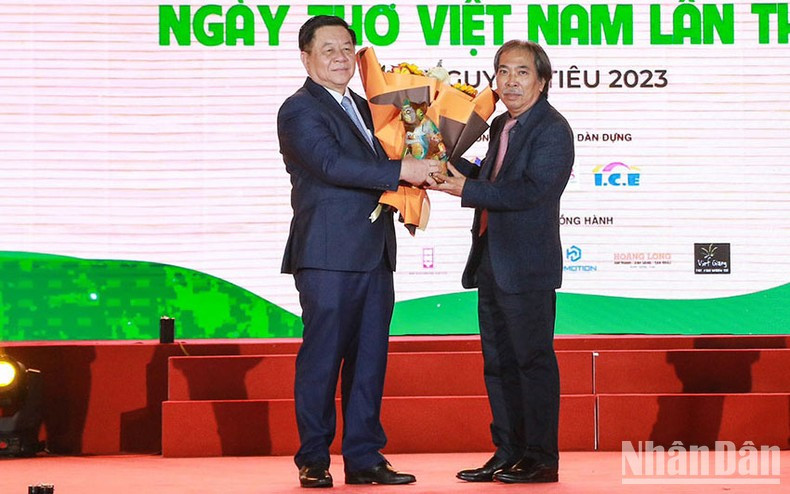 Secretary of the Party Central Committee Nguyen Trong Nghia (L) receives a gift of a cat sculpture by artist Le Dinh Nguyen, from Chairman of Vietnam Writers’ Association Nguyen Quang Thieu. Secretary of the Party Central Committee Nguyen Trong Nghia (L) receives a gift of a cat sculpture by artist Le Dinh Nguyen, from Chairman of Vietnam Writers’ Association Nguyen Quang Thieu.