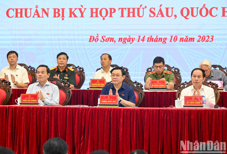 The meeting is also attended by Deputy Prime Minister Tran Luu Quang, and Secretary of Hai Phong City Party Committee Le Tien Chau. The meeting is also attended by Deputy Prime Minister Tran Luu Quang, and Secretary of Hai Phong City Party Committee Le Tien Chau.