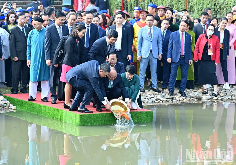 President Nguyen Xuan Phuc released carps into a pond in the Thang Long Imperial Citadel, in observation of the traditional Kitchen God Day ahead of the Lunar New Year.