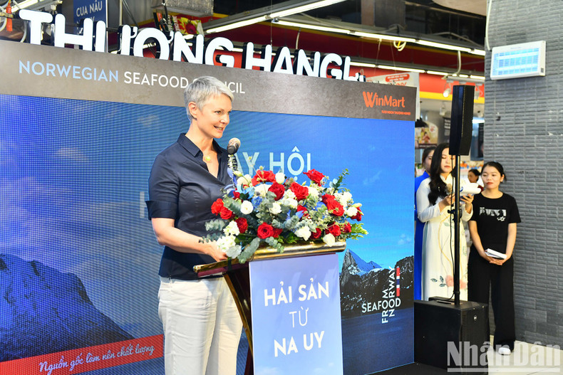Norwegian Ambassador to Vietnam Hilde Solbakken expressed her hope that the festival will bring the taste of Norway to seafood lovers in Hanoi and across Vietnam in general. Norwegian Ambassador to Vietnam Hilde Solbakken expressed her hope that the festival will bring the taste of Norway to seafood lovers in Hanoi and across Vietnam in general.