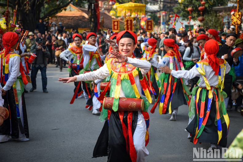 Trieu Khuc Village’s men wear make-up and dress up like women to perform the ‘Con Di Danh Bong’ dance. Trieu Khuc Village’s men wear make-up and dress up like women to perform the ‘Con Di Danh Bong’ dance.