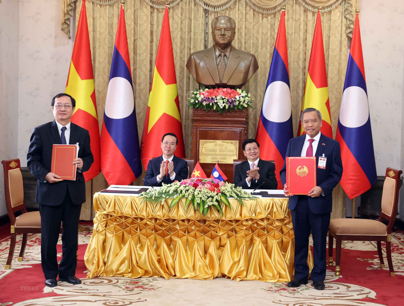 The leaders witness the signing and exchange of a memorandum of understanding on cooperation in technology and innovation between the Vietnamese Ministry of Science and Technology and the Lao Ministry of Technology and Communications. (Photo: VNA)