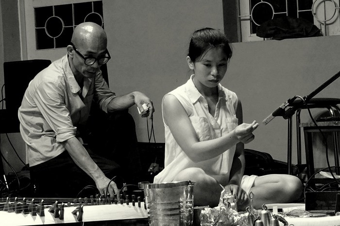 Musician Nguyen Xuan Son (L) is one of the few contemporary musicians who has developed a solid background in traditional Vietnamese art and indigenous culture. (Photo: hanoigrapevine.com)
