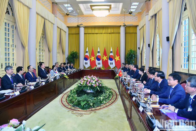 After the ceremony, the two leaders held talks.