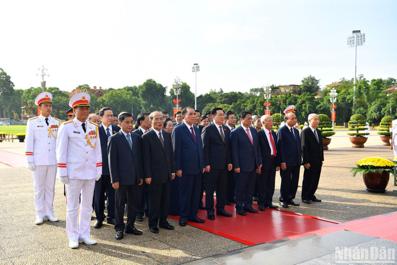 The delegates pay homage to President Ho Chi Minh at his mausoleum.