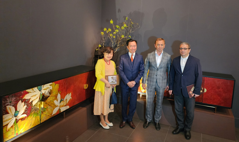 Ambassador Pham Sanh Chau (second from left) and delegates at the exhibition (Photo: NDO/Thu Hang)