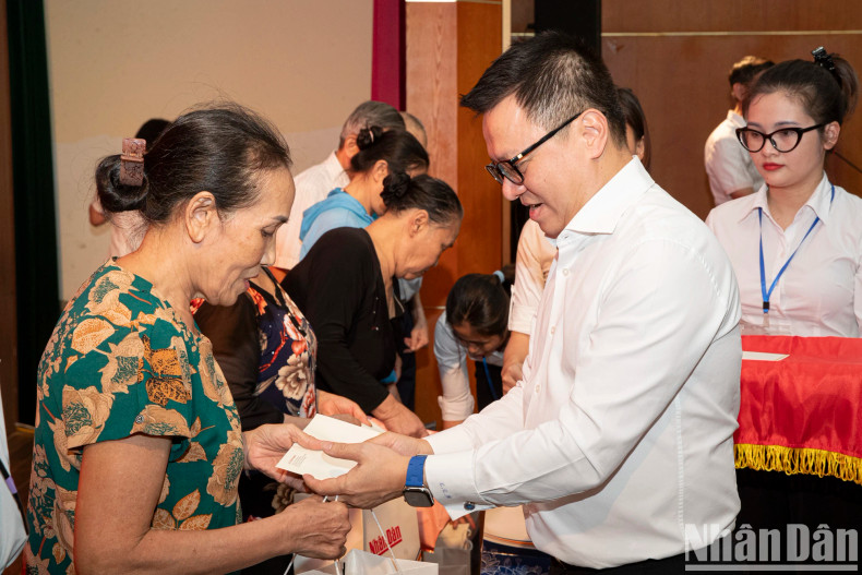Le Quoc Minh visits and presents gifts to disadvantaged families.