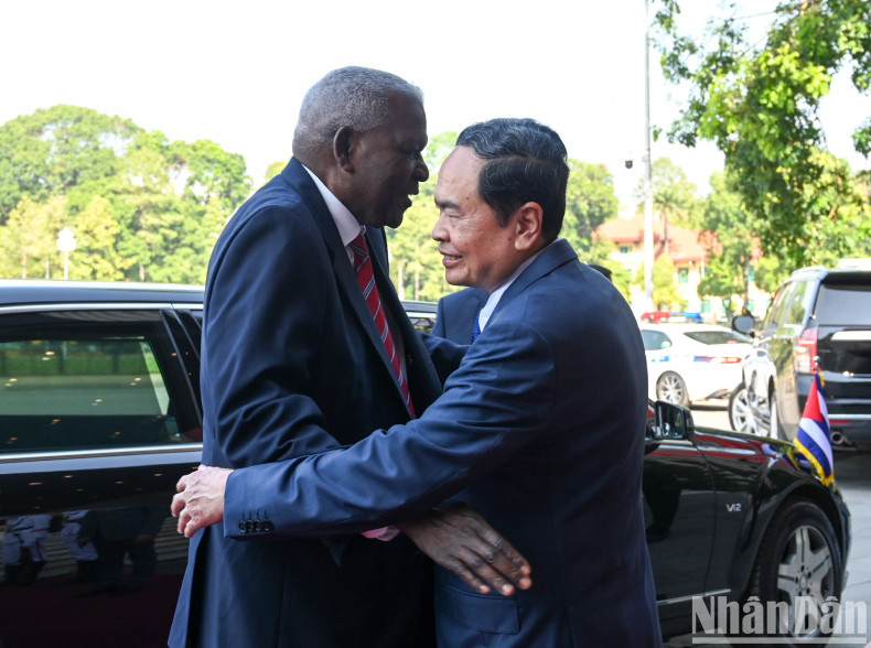National Assembly Chairman Tran Thanh Man welcomes President of the National Assembly of People’s Power of Cuba Esteban Lazo Hernandez.