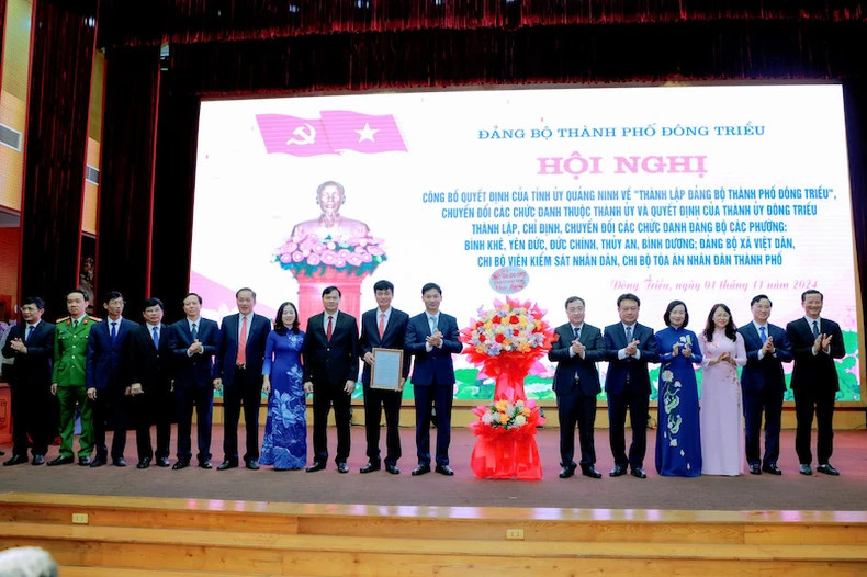 Quang Ninh Provincial Party Committee presents flowers to congratulate the Dong Trieu City Party Committee. Quang Ninh Provincial Party Committee presents flowers to congratulate the Dong Trieu City Party Committee.