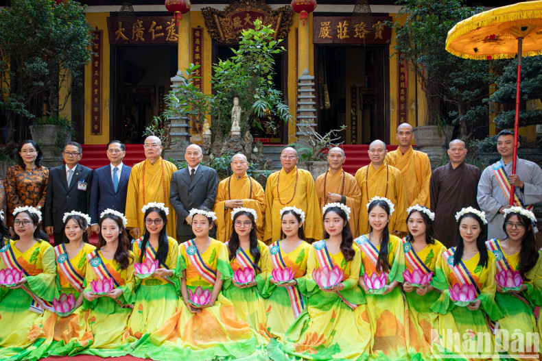 King Norodom Sihamoni of Cambodia and delegates take a souvenir photo with Buddhist dignitaries, monks, nuns and followers at Quan Su Pagoda. King Norodom Sihamoni of Cambodia and delegates take a souvenir photo with Buddhist dignitaries, monks, nuns and followers at Quan Su Pagoda.
