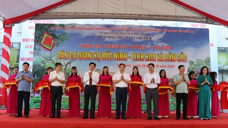 Delegates cutting ribbon to open the exhibition space.