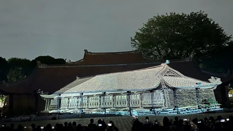 Visitors excited to participate in the experience. Visitors excited to participate in the experience.