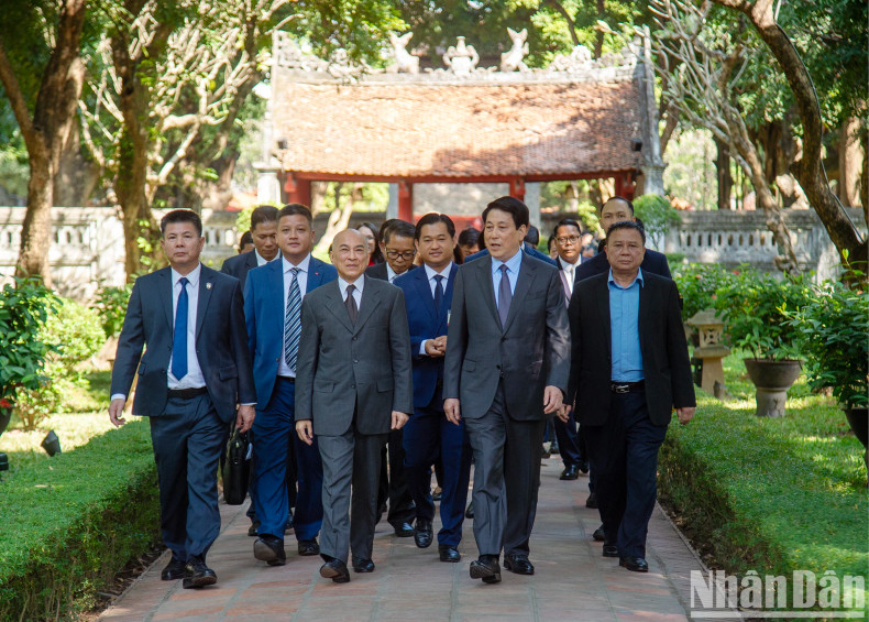 President Luong Cuong sees off Cambodian King Norodom Sihamoni after the tea ceremony at the special national relic Van Mieu-Quoc Tu Giam.