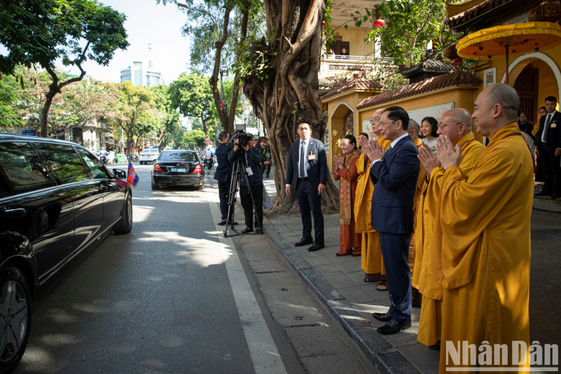Deputy Prime Minister and Minister of Foreign Affairs Bui Thanh Son and Buddhist dignitaries, monks, nuns and followers at Quan Su Pagoda, Hanoi, bid farewell to King Norodom Sihamoni of Cambodia after the visit. Deputy Prime Minister and Minister of Foreign Affairs Bui Thanh Son and Buddhist dignitaries, monks, nuns and followers at Quan Su Pagoda, Hanoi, bid farewell to King Norodom Sihamoni of Cambodia after the visit.