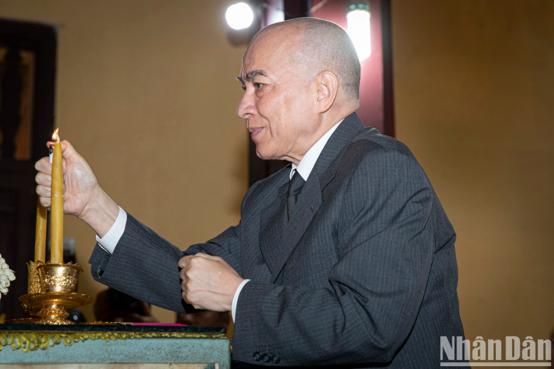 Cambodian King Norodom Sihamoni performs a ritual at Quan Su Pagoda. Cambodian King Norodom Sihamoni performs a ritual at Quan Su Pagoda.