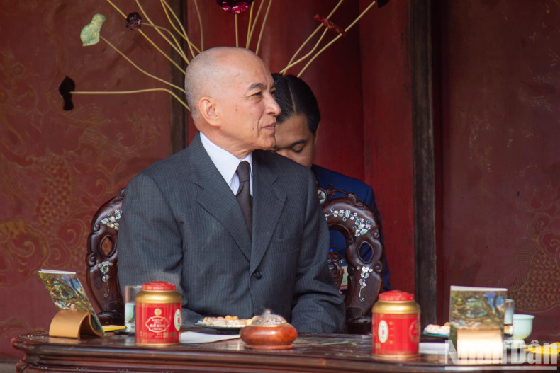 Cambodian King Norodom Sihamoni speaks at the tea ceremony.