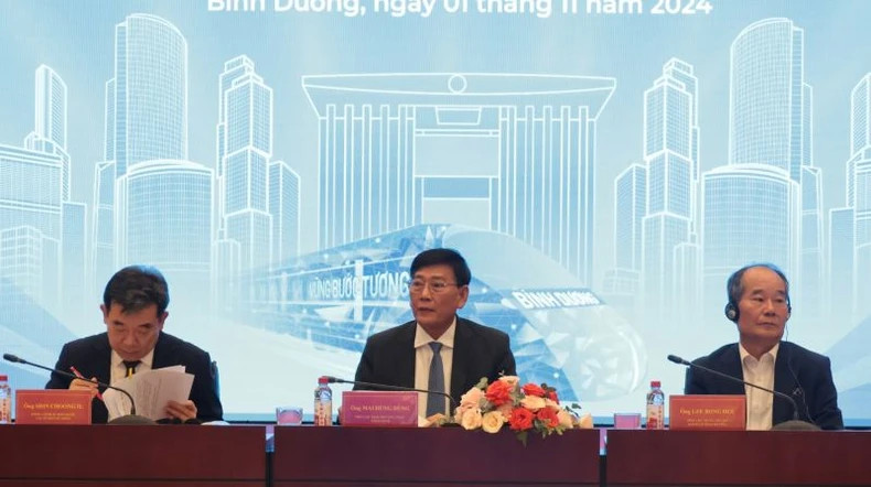 Delegates chairing the dialogue.