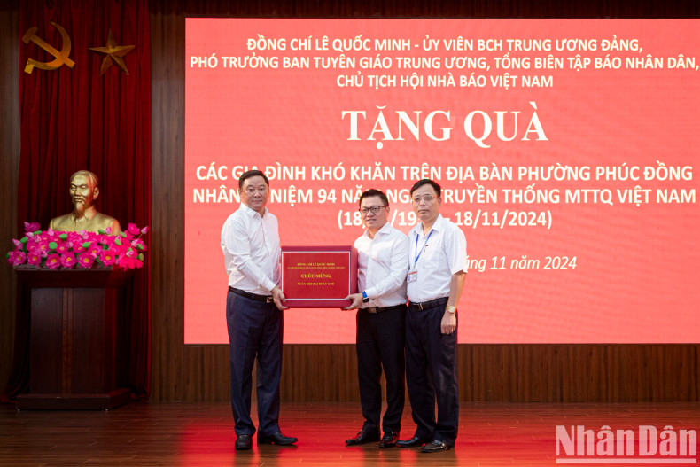 Le Quoc Minh presents gifts to Phuc Dong Ward, Long Bien District, on the occasion of the 94th anniversary of the Traditional Day of the Vietnam Fatherland Front.