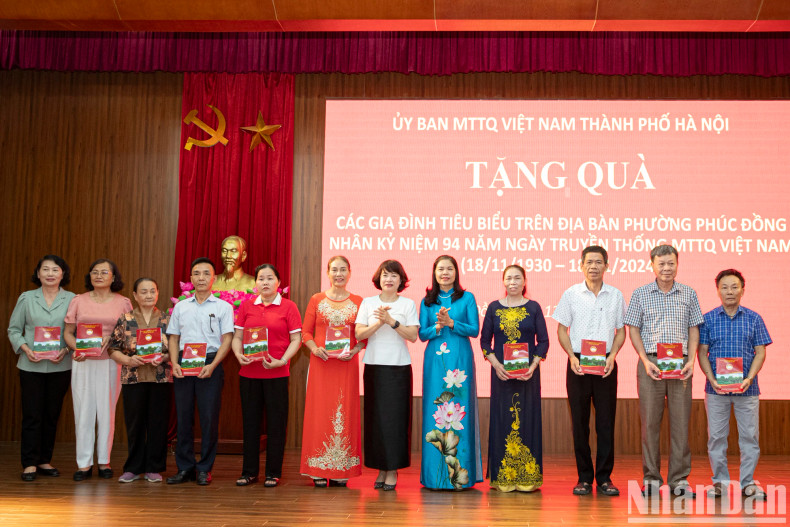 Dang Thi Phuong Hoa, Vice President of the Vietnam Fatherland Front Committee of Hanoi City, presents gifts to households.
