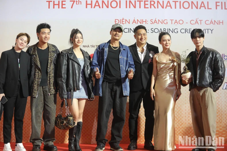 Meritorious Artist Vo Hoai Nam and his three children, along with artists Minh Tiep, Huyen Sam, and Bao Han.