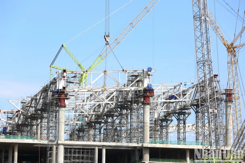 The roof of the Long Thanh Airport passenger terminal is being urgently constructed.