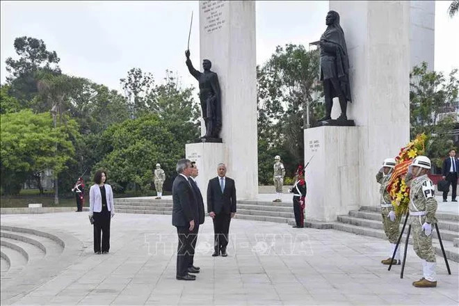 State President Luong Cuong and the high-ranking Vietnamese delegation lay a wreath at the monument dedicated to Peru's heroes in the Heroes of Independence Park in Lima. (Photo: VNA)