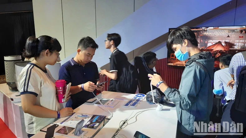 Young people experience new technologies at FPT Techday 2024.