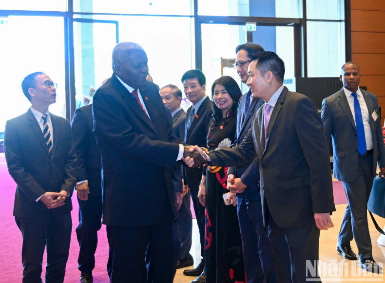 National Assembly Chairman Tran Thanh Man introduces the President of the National Assembly of People’s Power of Cuba, Esteban Lazo Hernandez, to the members of the Vietnamese National Assembly delegation attending the welcome ceremony.