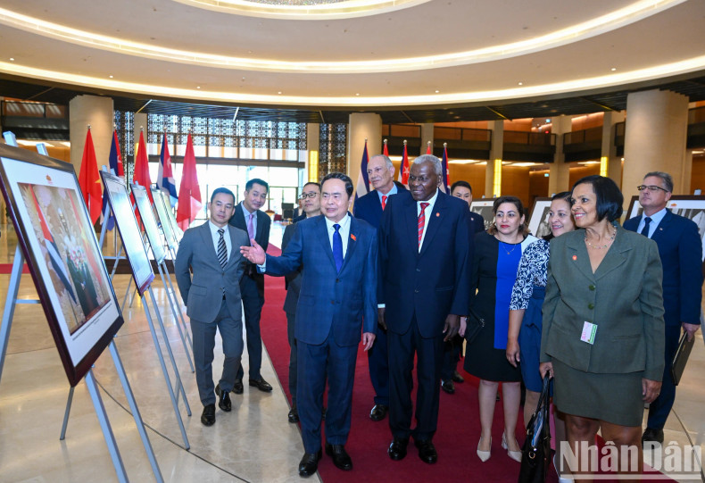 The two top legislators of Vietnam and Cuba visit an exhibition of some images on Vietnam-Cuba relations.