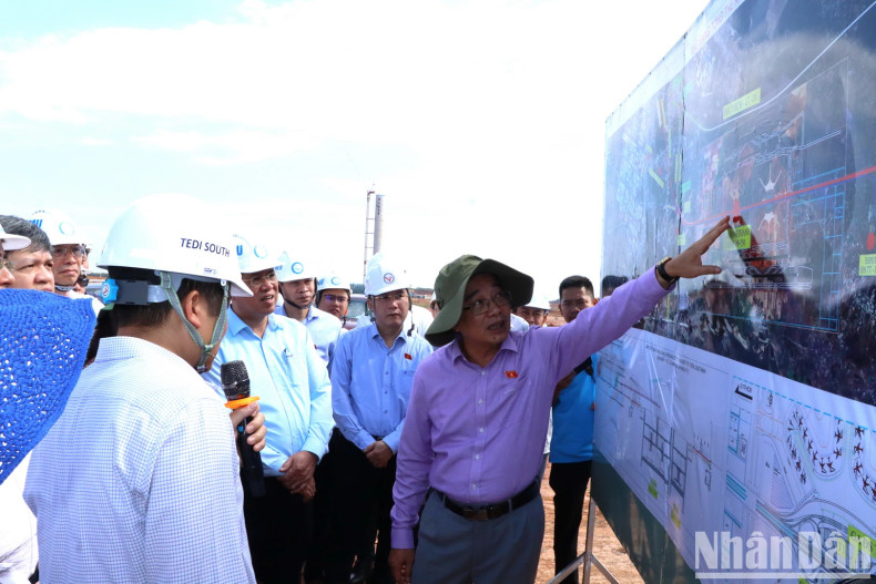 The Deputy Chairman of the National Assembly's Economic Committee, Nguyen Minh Son, and the working group survey the location of the elevated railway station located at Long Thanh Airport.