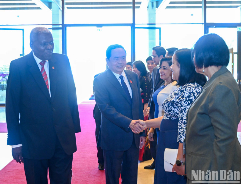 President of the National Assembly of People’s Power of Cuba Esteban Lazo Hernandez introduces National Assembly Chairman Tran Thanh Man to the delegation members from the National Assembly of People’s Power of Cuba, attending the welcome ceremony.