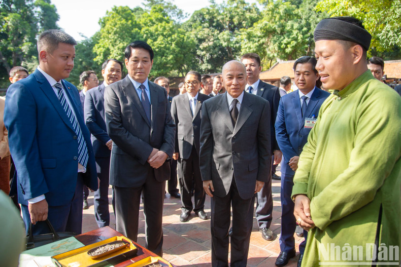 President Luong Cuong and Cambodian King Norodom Sihamoni listen to an introduction to Vietnam's precious teas.