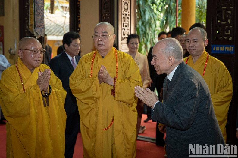 Cambodian King Norodom Sihamoni with Buddhist dignitaries, monks, nuns and followers at Quan Su Pagoda, Hanoi. Cambodian King Norodom Sihamoni with Buddhist dignitaries, monks, nuns and followers at Quan Su Pagoda, Hanoi.