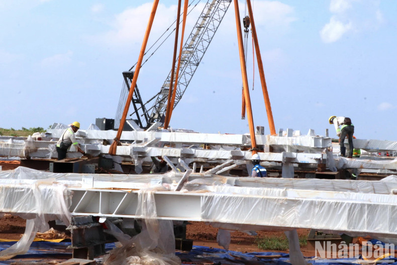 Workers are constructing the Long Thanh Airport passenger terminal.