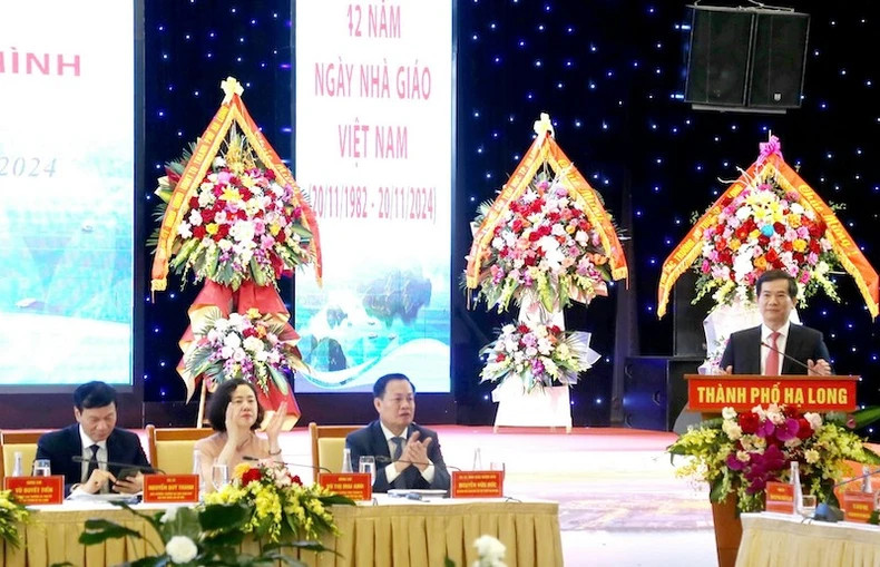 Ha Long City Party Secretary Vu Quyet Tien speaks at the workshop.