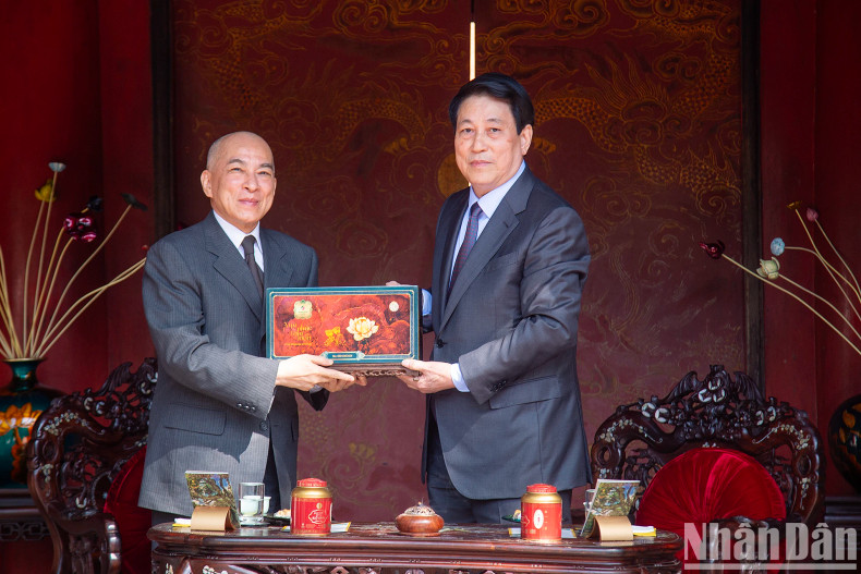 President Luong Cuong presents gifts to Cambodian King Norodom Sihamoni.
