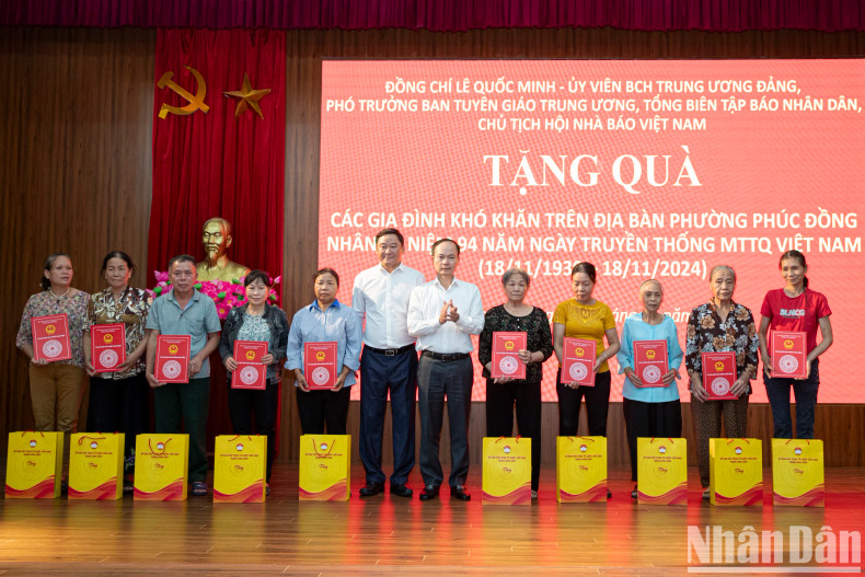 Representatives of leaders of Phuc Dong Ward, Long Bien District, present gifts to disadvantaged and near-poor households in the area.