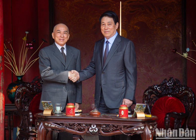 President Luong Cuong and Cambodian King Norodom Sihamoni enjoy tea at the Van Mieu – Quoc Tu Giam (Temple of Literature).