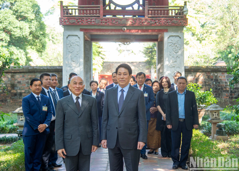 President Luong Cuong with Cambodian King Norodom Sihamoni and delegates at the special national relic Van Mieu-Quoc Tu Giam.