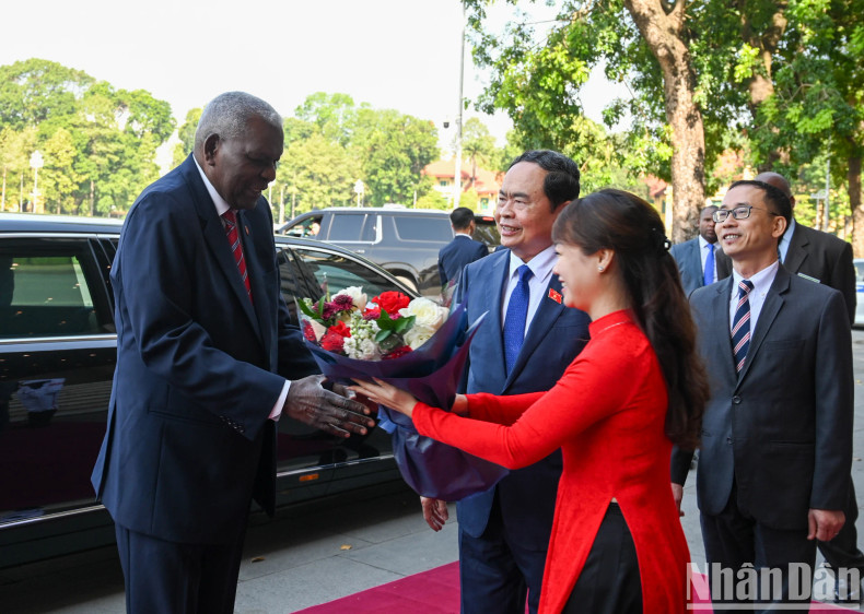 National Assembly Office staff present flowers to welcome the President of the National Assembly of People’s Power of Cuba.