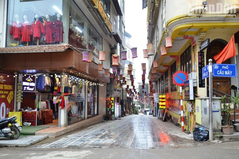 The Cau May neighbourhood in the centre of Sa Pa town is clean and beautifully decorated for Christmas.