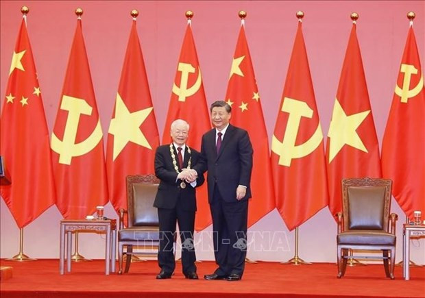 General Secretary of the Communist Party of China and President of China Xi Jinping (right) presents a Friendship Order to General Secretary of the Communist Party of Vietnam Nguyen Phu Trong. (Photo: VNA) General Secretary of the Communist Party of China and President of China Xi Jinping (right) presents a Friendship Order to General Secretary of the Communist Party of Vietnam Nguyen Phu Trong. (Photo: VNA)