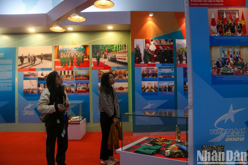 An area displaying used memorabilia and images of the Vietnam People's Army from past to present.