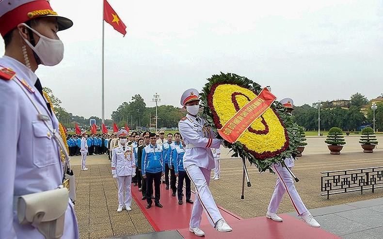 First Secretary of the 11th HCYU Central Committee Bui Quang Huy and delegates paid tribute to late President Ho Chi Minh at his mausoleum in Hanoi.