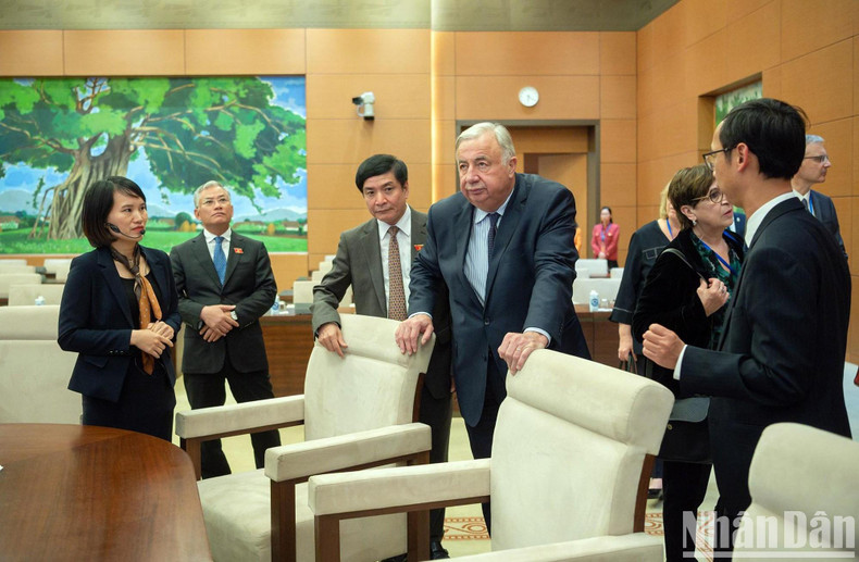 The French Senate delegation visited Tan Trao Hall - where the meetings of the the Vietnam National Assembly Standing Committee took place.