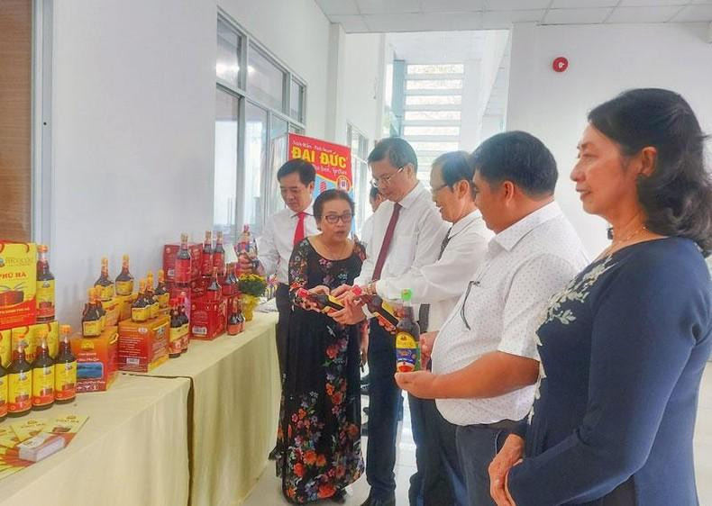 Delegates visit the booth displaying Phu Quoc fish sauce products at the event.