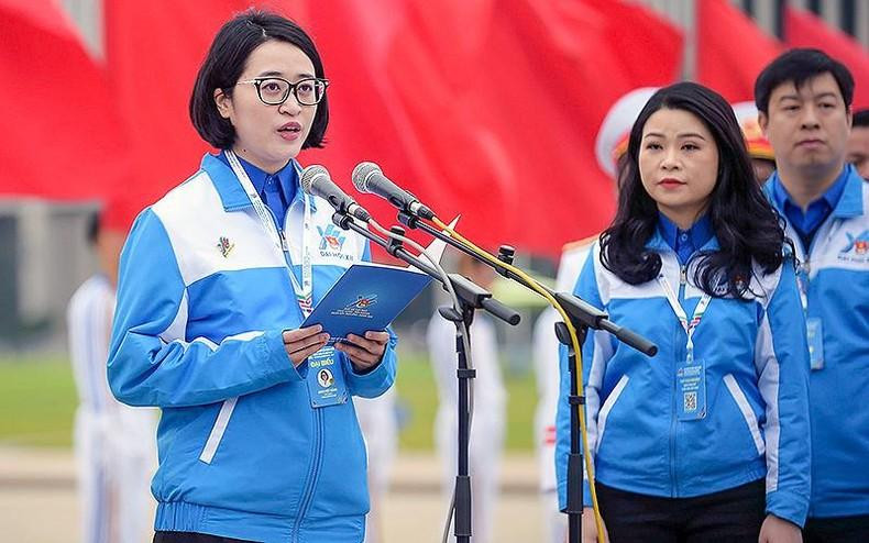 Assoc. Prof. Dr. Dao Viet Hang, Deputy Director of the Endoscopy Center of Hanoi Medical University Hospital, on behalf of the youth of the whole country, reported to Uncle Ho on the remarkable achievements recorded of the youth union work and youth movements in 2017-2022.