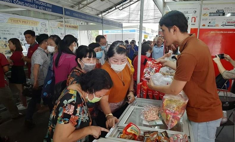 Consumers buy goods at the fair.