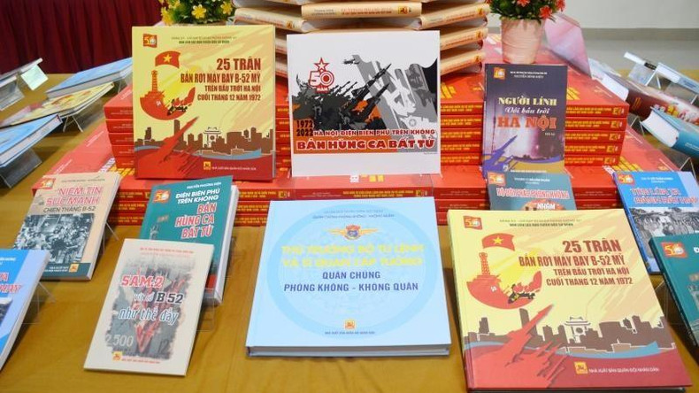 The People's Army Publishing House published a five-book collection, on the occasion of the 50th anniversary of the “Hanoi-Dien Bien Phu in the air” victory. The People's Army Publishing House published a five-book collection, on the occasion of the 50th anniversary of the “Hanoi-Dien Bien Phu in the air” victory.