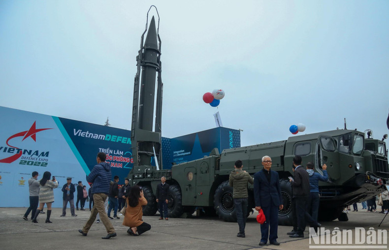 People were excited about the R-17E surface-to-surface missile with a length of 11.25m and a maximum range of 300km.